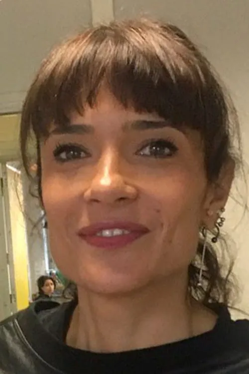 Elena Stramentinoli — personaje: Host / Giornalista