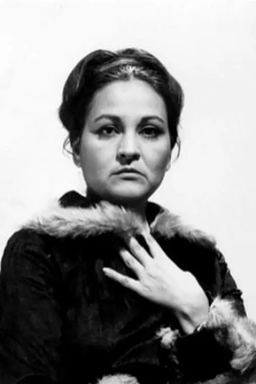 Eleni Karpeta interpretando a