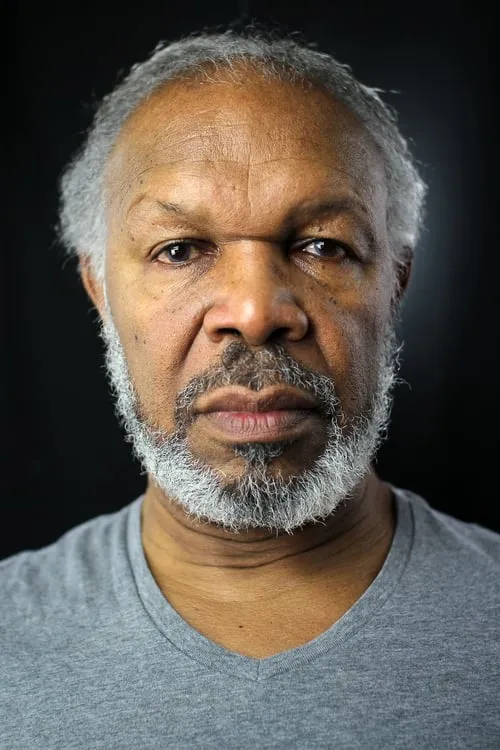 Elester Latham interpretando a Henry