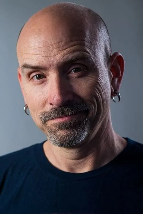 Eli Cross interpretando a Interrogator