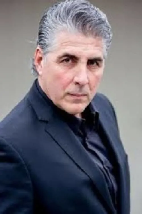 Eli Gabay interpretando a Adam Terrell