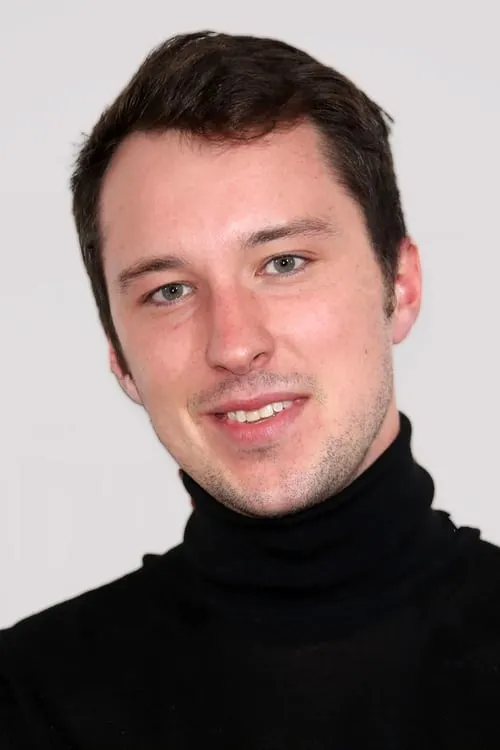 Eli Powers interpretando a Alex