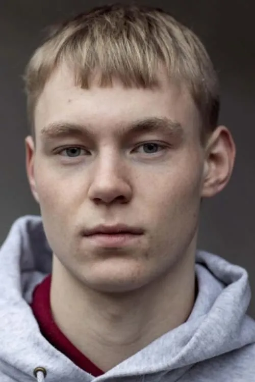 Elias Budde Christensen interpretando a Claus