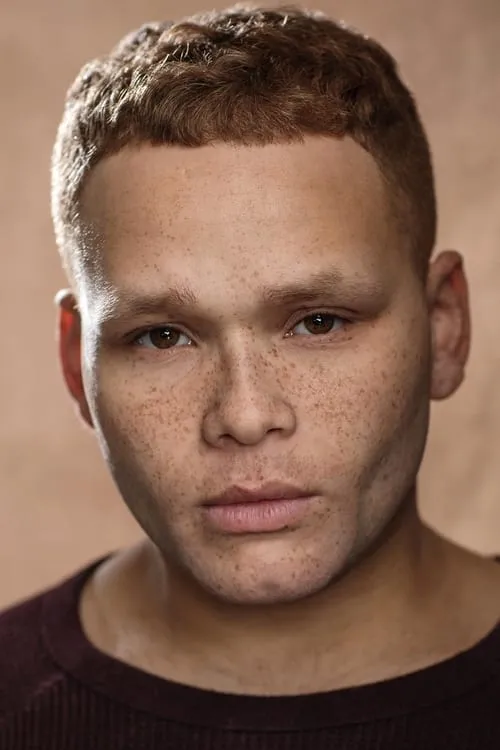 Elijah Baker interpretando a Tiny Bouncer