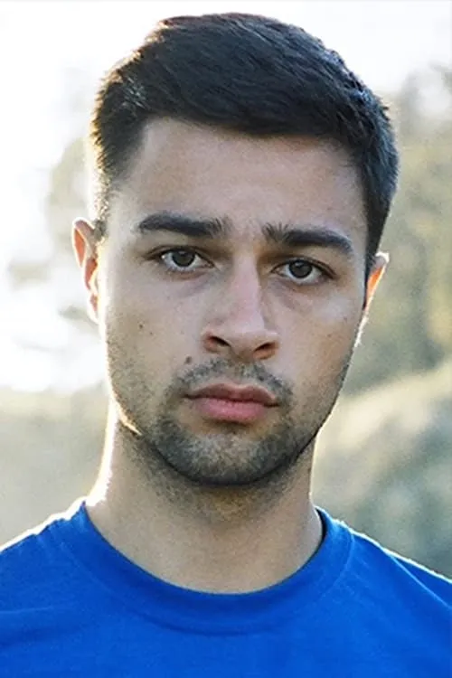 Elijah Silva interpretando a Chris