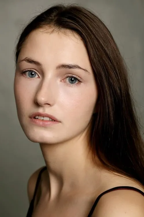 Elina Jackson interpretando a Official with Flags