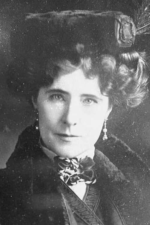 Elinor Glyn interpretando a Madame Elinor Glyn