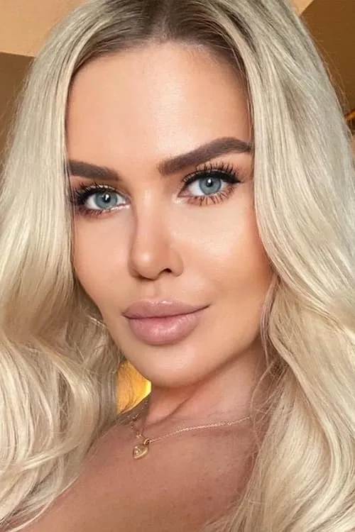 Elisa Bethann interpretando a