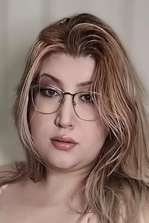 Elisa Mae interpretando a