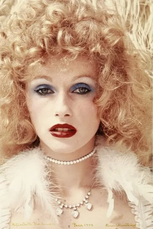 Elisabeth Mortensen interpretando a Girl Passenger