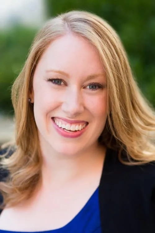 Elise Groves interpretando a Rachel Taylor