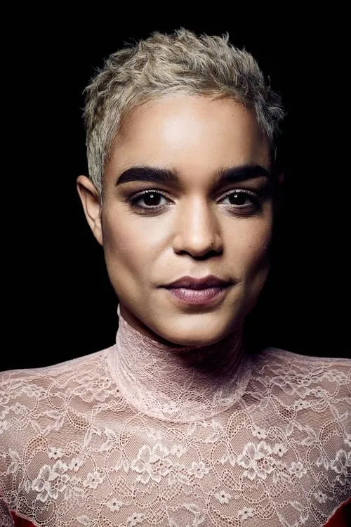 Elizabeth Faith Ludlow interpretando a Simone