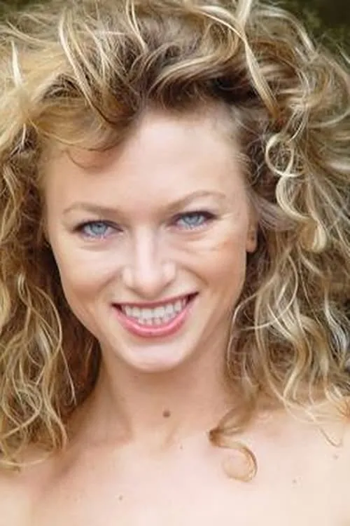 Elizabeth Grace interpretando a Rita (as Elizarah Grace)