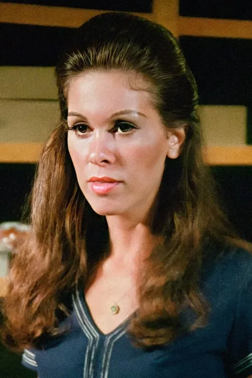 Elizabeth Marner-Brooks interpretando a Mildred Nash