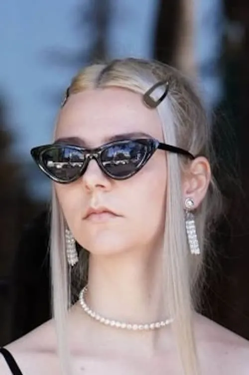 Elizabeth Rath interpretando a Krypto Kim