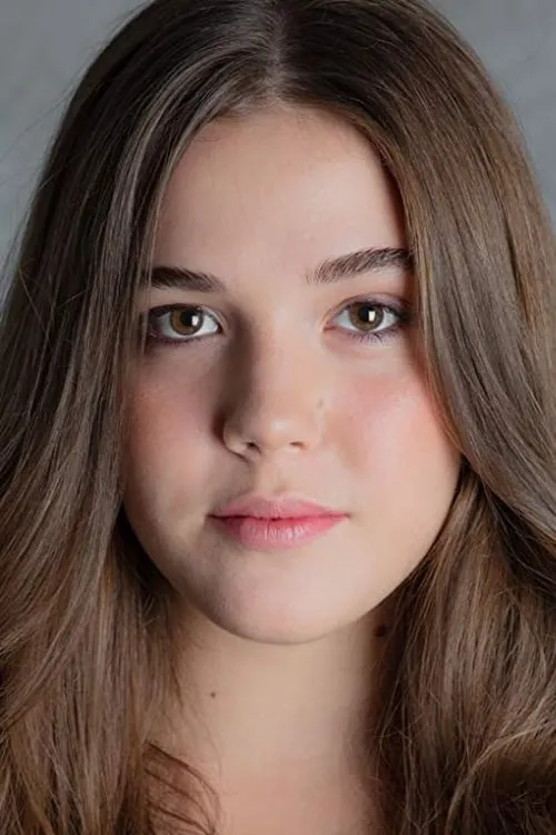 Ella Jaz Macrokanis interpretando a Corrine