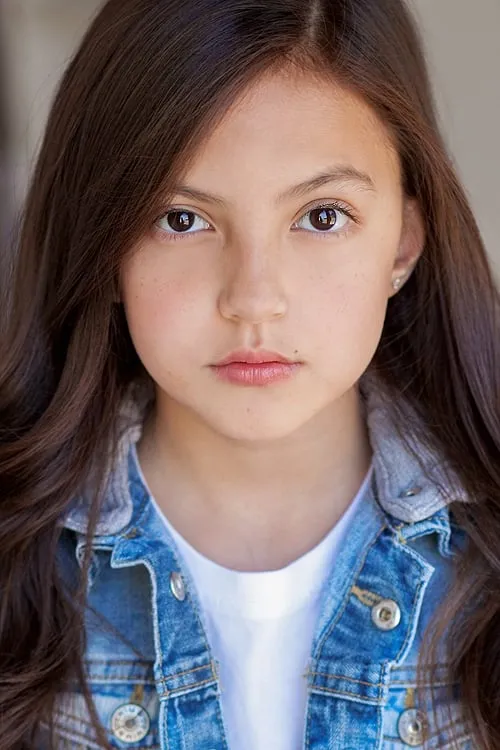 Elle Paris Legaspi interpretando a Lucia