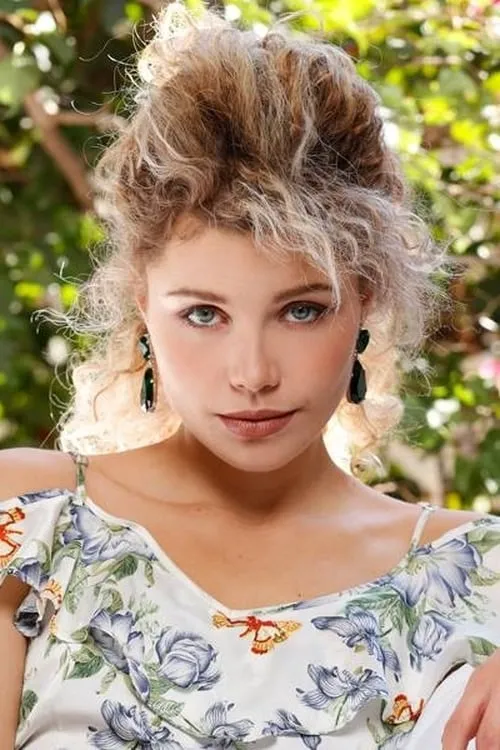 Ellie Patrikios interpretando a Robin