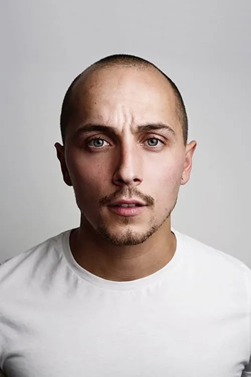 Mia McKenna-Bruce ha trabajado con Elliot Warren en 1 ocasiones