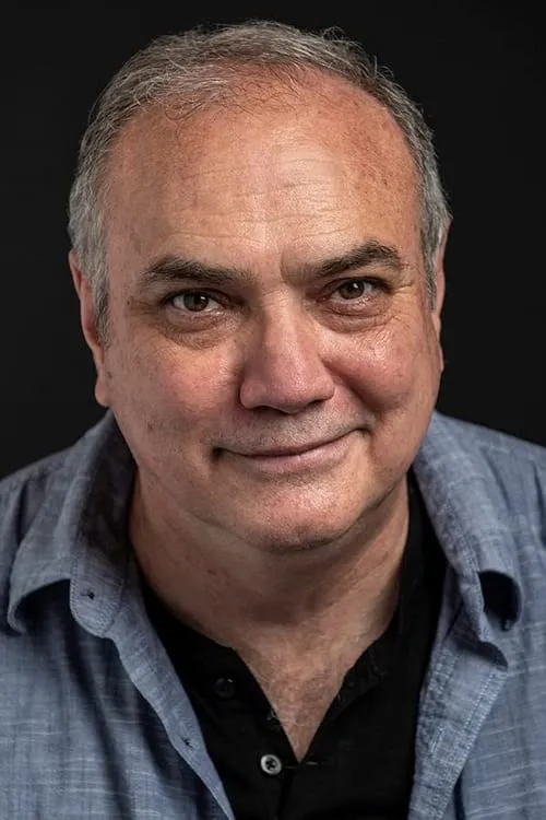 Elliott Bales interpretando a James