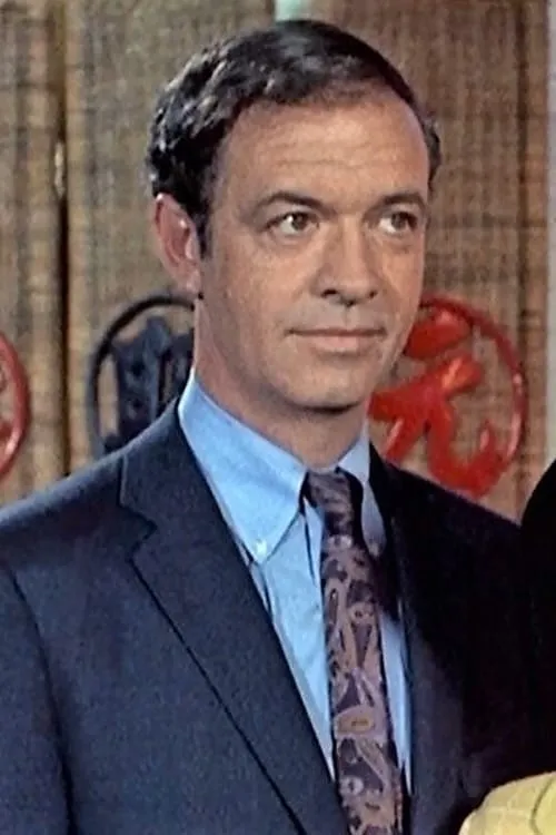 Elmer Modlin interpretando a Dr. Edelheidt