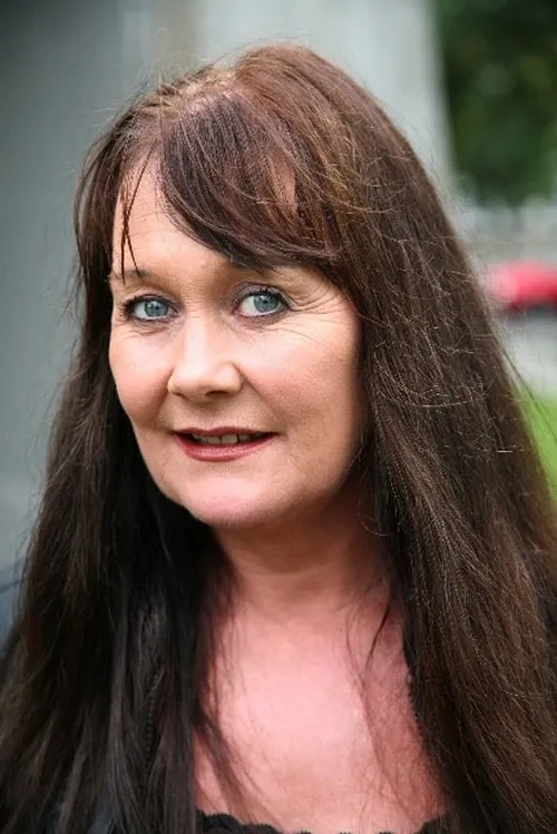 Elsa Kvamme interpretando a Narrator (voice)