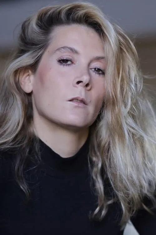 Ema Zampa interpretando a Invitée mariage