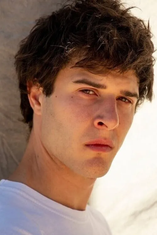 Emanuele Linfatti interpretando a Edoardo