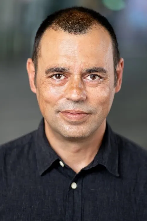 Emil Marwa interpretando a Mohan