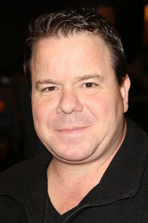 Emil Minty interpretando a Andy Marlow