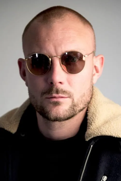 Emil Simonsen interpretando a Mike