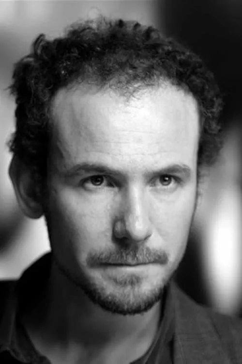 Emiliano Campagnola interpretando a Mat