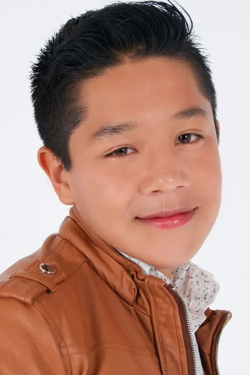 Emiliano Mondragón interpretando a Claudio