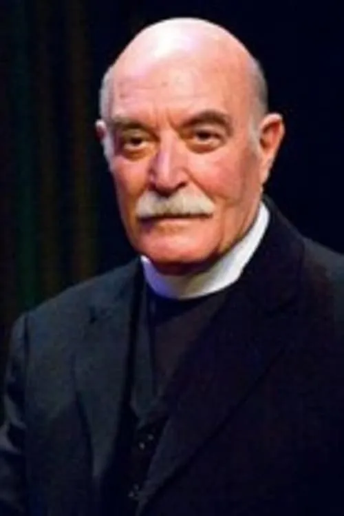 Emiliano Redondo interpretando a Decorador