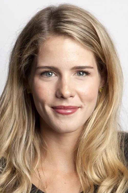 Emily Bett Rickards interpretando a Kim