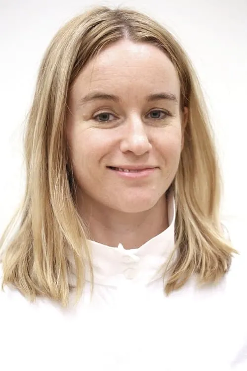 Emily Cass McDonnell interpretando a Kaia Fosli