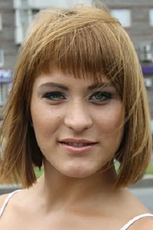 Emily Davis interpretando a Mavis