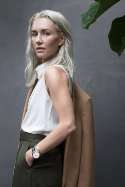 Emily Garnet interpretando a Sandy Thompson