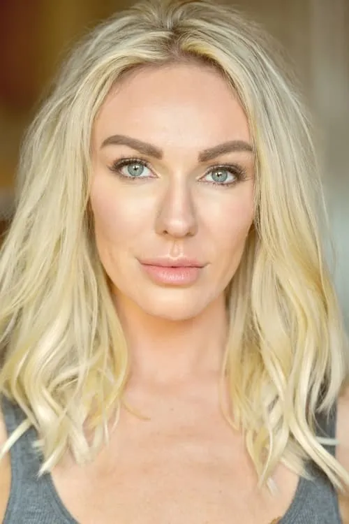 Emily Roche interpretando a 