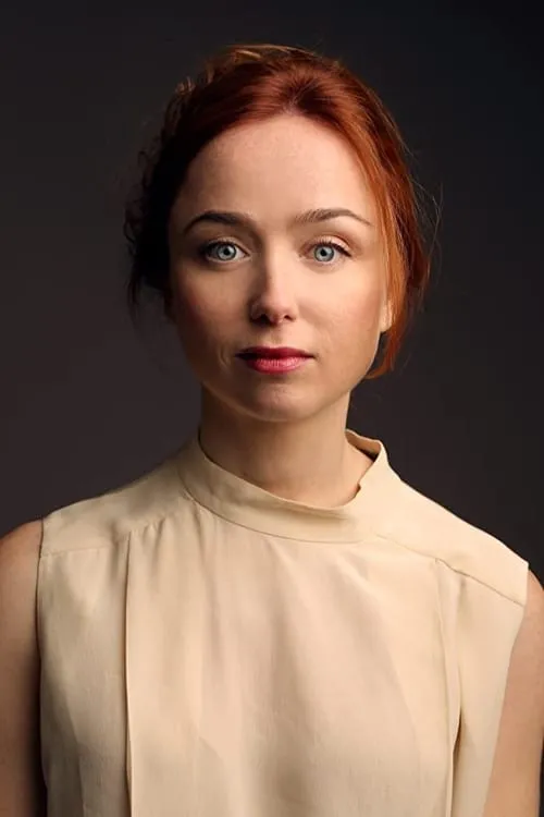 Emily Taaffe interpretando a Voice of advertisement