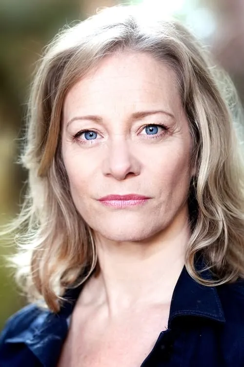 Emma Cater interpretando a