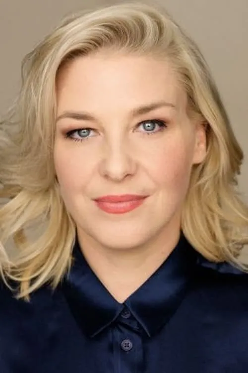 Emma Cooke interpretando a Reenie Turpin