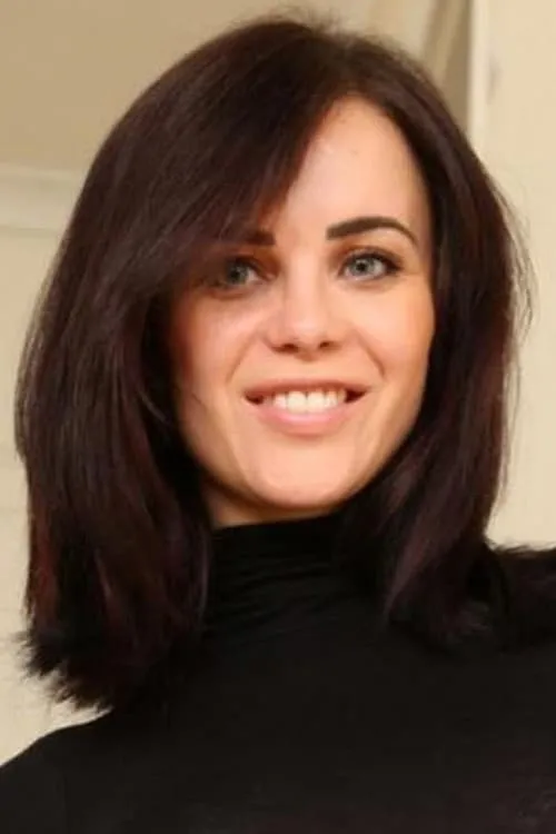 Emma Diamond interpretando a 