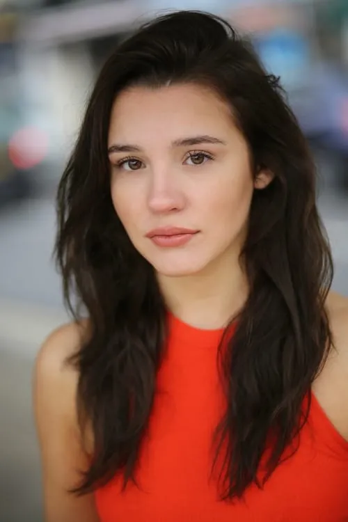 Lewis MacDougall ha trabajado con Emma Louise Webb en 1 ocasiones