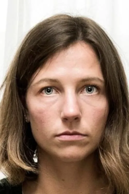 Emma Pelckmans interpretando a Silvie