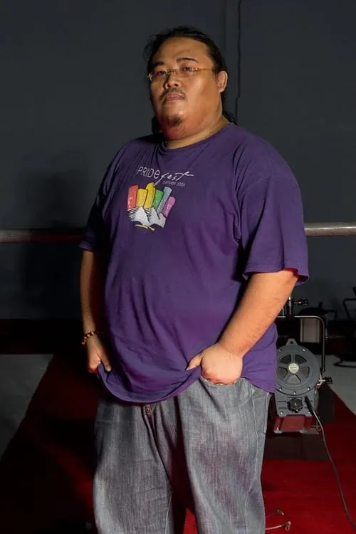 Emmanuel Dela Cruz interpretando a Festival Director