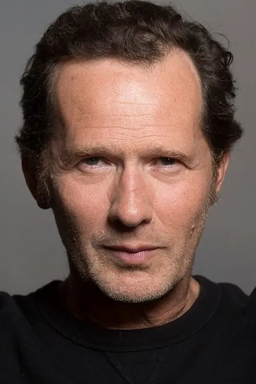 Emmanuel Patron interpretando a Vincent Manceaux