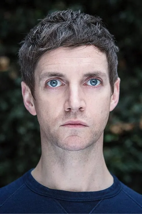 Emmet Kirwan interpretando a Frank