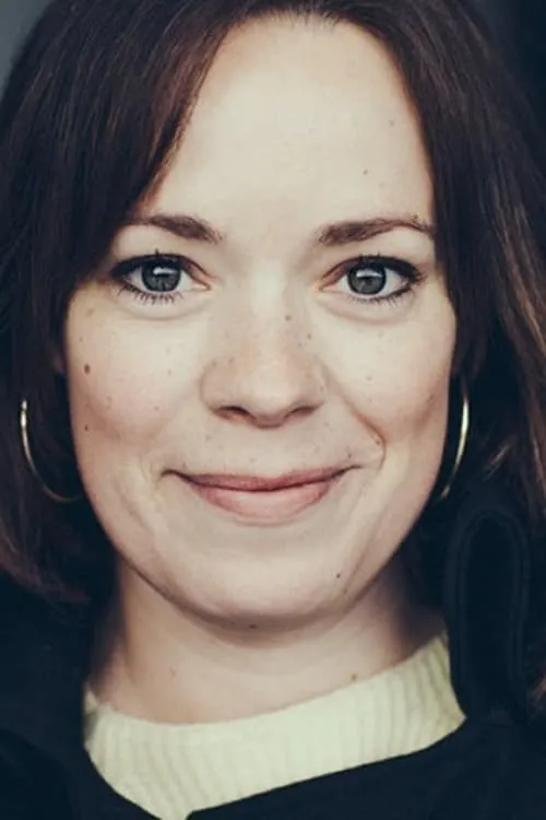 Ene Øster Bendtsen interpretando a Karina