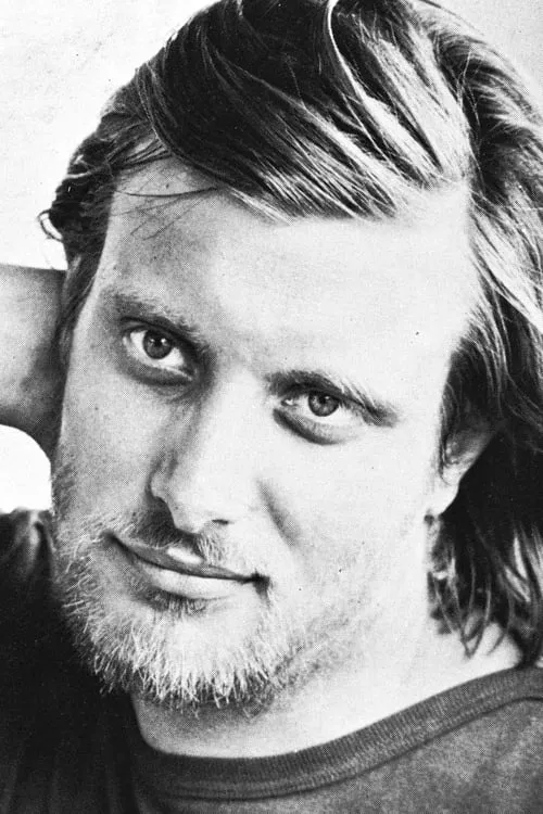 Enrico Manera interpretando a Patrick Consalvo (as Joseph Logan)